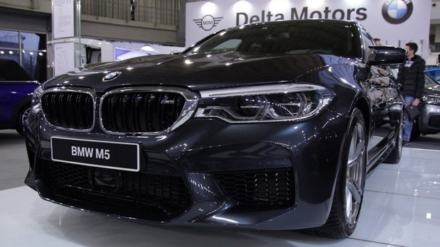 BMW M5 i BMW i8 Roadster na BG Car Showu