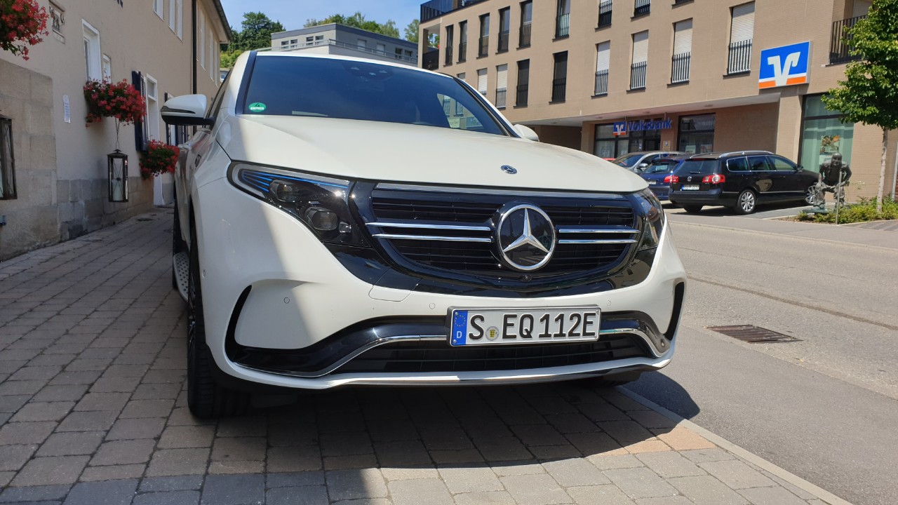 Ekipa emIsija Auto Moto Show i ABS Show na međunarodnoj test vožnji Mercedesovog EQC modela